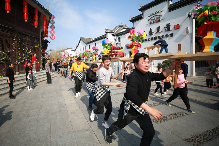 东阳卢宅景区:做花灯 迎龙灯 猜灯谜