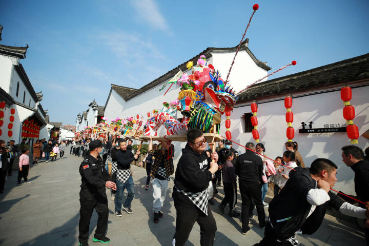 东阳卢宅景区:做花灯 迎龙灯 猜灯谜