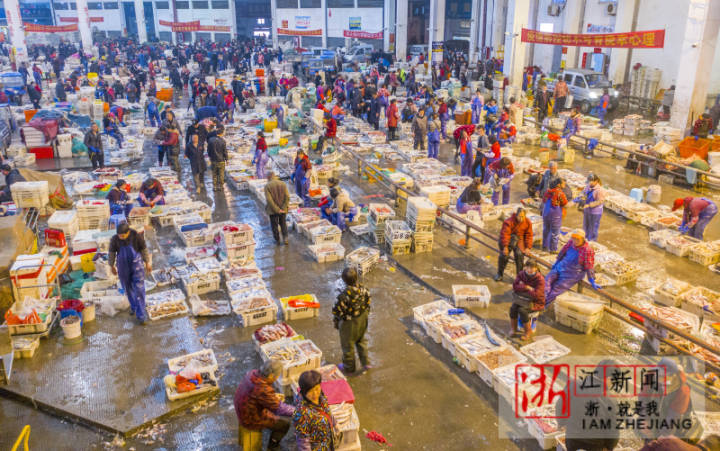 温岭:水产批发市场交易繁忙