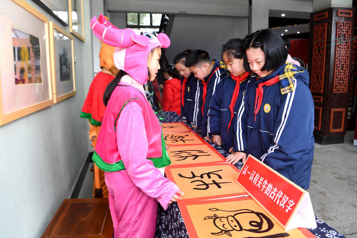 2月27日,绍兴市上虞区城东小学的学生学习了解有关"牛"的古代汉字.jpg