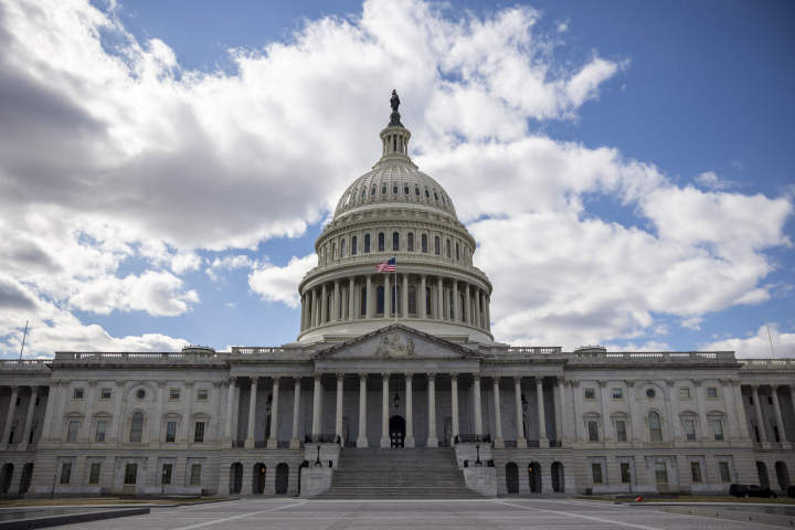 美国国会参议院6日午间投票通过1.9万亿美元的经济救助计划.