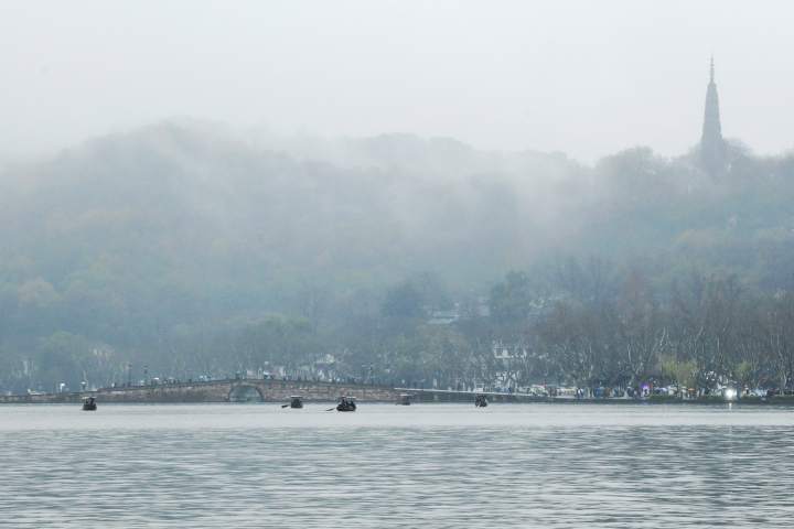 杭州:烟雨西湖 春寒料峭