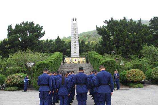 部队以及社会各界群众,自发地来到位于南山陵园的杭州市革命烈士陵园