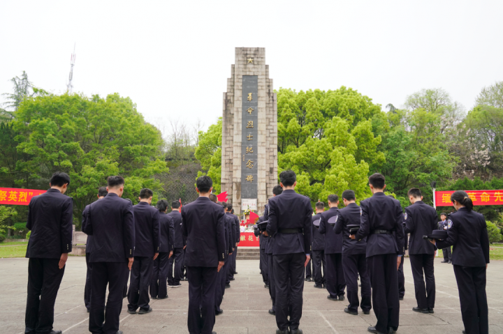 4月2日,诸暨市公安局在诸暨市烈士陵园举行"清明祭英烈"活动,缅怀