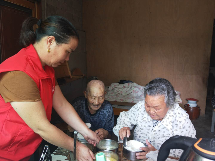 "4月4日15点30分,宁波市奉化区溪口镇武岭社区老年食堂"孝膳堂"后厨里