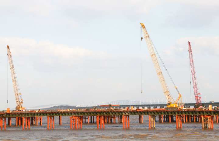 宁波:杭甬高速复线建设新节点 海上钢栈桥架设破万米