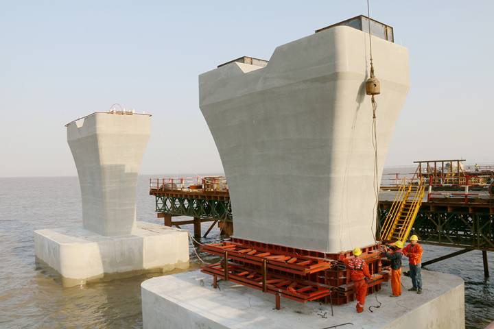 宁波:杭甬高速复线建设新节点 海上钢栈桥架设破万米