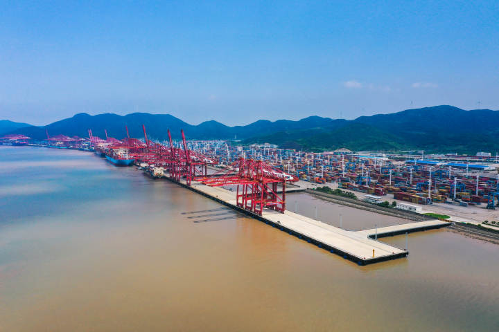 舟山港首个千万级集装箱泊位群建成 目前,宁波港口共有生产泊位350个