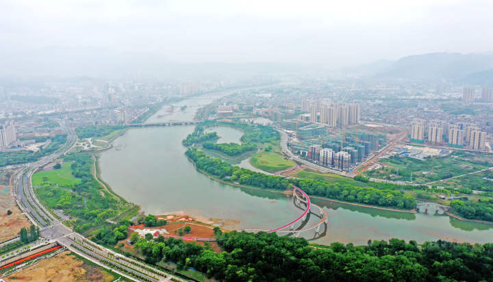 4月23日,天台县始丰溪国家湿地公园,水清岸绿,景色宜人,成为市民和