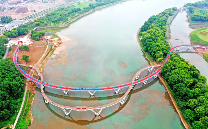 4月23日,天台县始丰溪国家湿地公园,水清岸绿,景色宜人,成为市民和