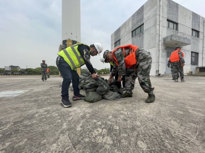 积极应对,组织乡政企合作应急救援队,民兵应急分队开展防汛防台演练