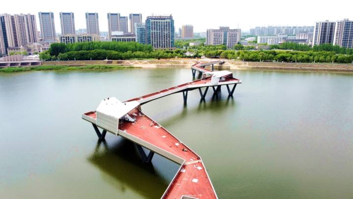 年度"十大"工程之一,横跨义乌江,北起建筑艺术公园,南接艾青文化公园