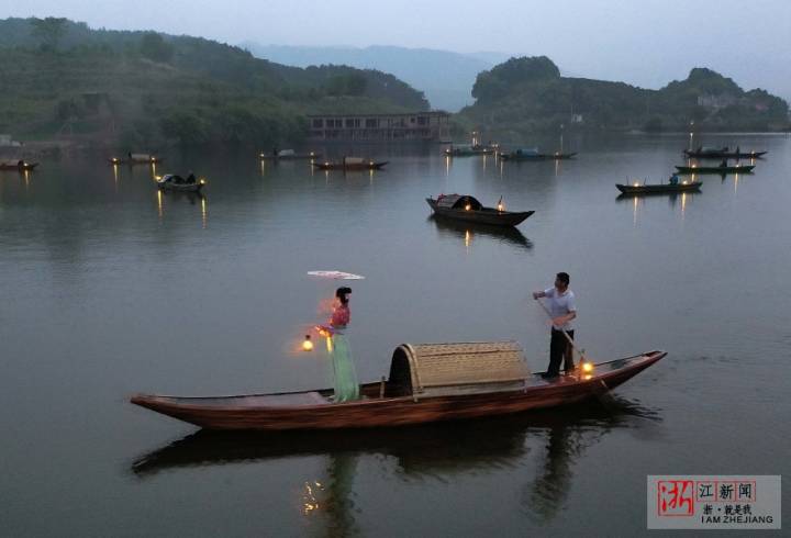 的渔灯同时点亮,呈现出"暮霭沉沉,水天无际,渔火点点"的美丽渔村夜色