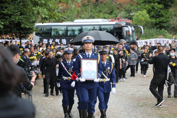 第二故乡数千群众送行老家开化全城迎接丰晨敏回家了