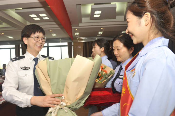 杭州市公安局党委委员,副局长秦文为荣誉获得者颁发奖章