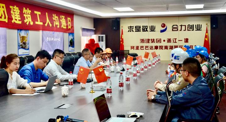 陈光锋与建筑工人面对面沟通.