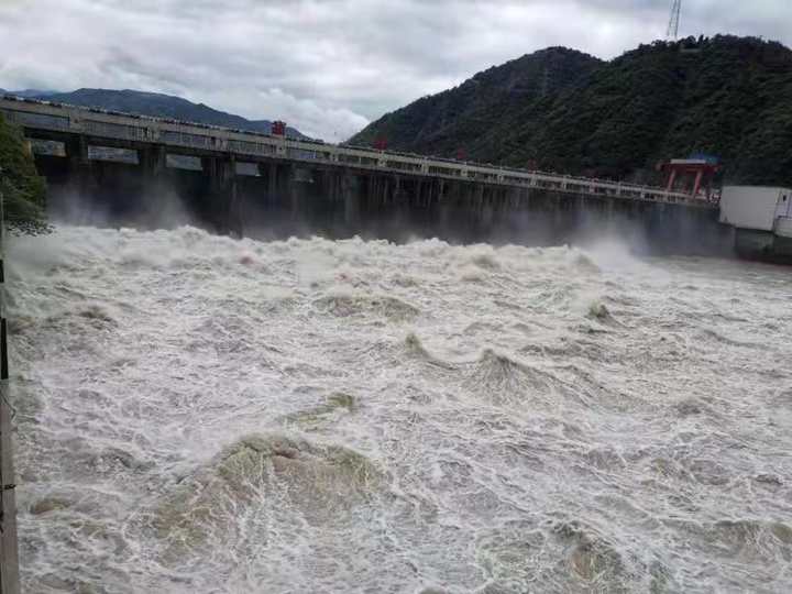 富春江水库泄洪闸门已开至12孔 分水江水域交通临时