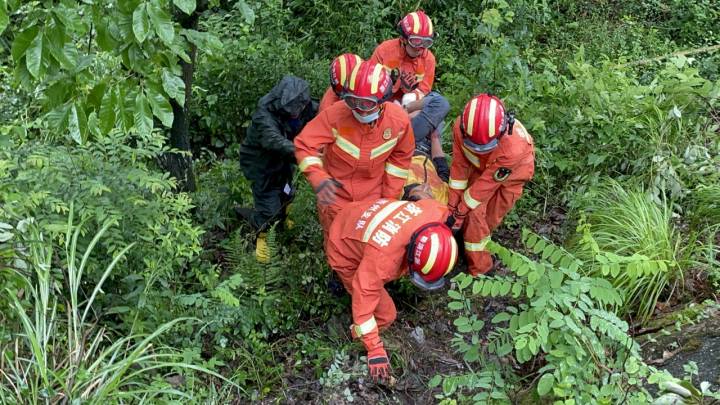 水泥罐车翻入山底 消防员快速救人