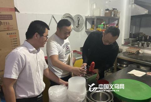 现场会结束后,大陈镇镇长蒋俊,副镇长吴厚平带领市场监管,行政执法