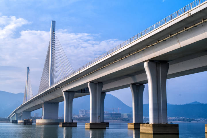 富阳大桥从交通开始,富阳朝着城市的样子在一点点靠近.