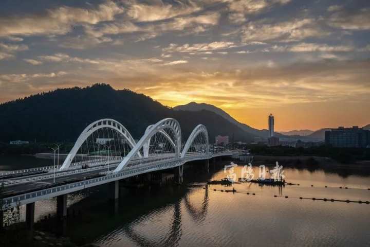 通车时间来了富阳公望大桥竣工夜景亮起来