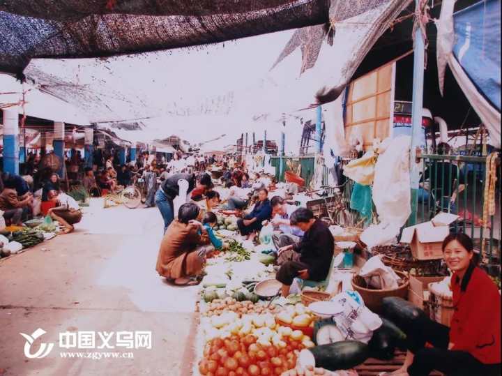 综合市场 那时候的菜市场基本上自发形成,百姓们沿地设摊,卖完收摊,是