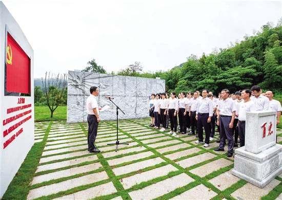 "百忠"公园位于冯百忠带领百姓修建的"万团水库"北侧小山包上,占地