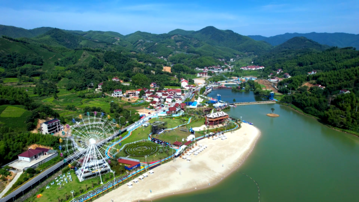 两种不同的风景交织在安吉县天子湖镇受荣村,绘出了一幅产业兴旺的