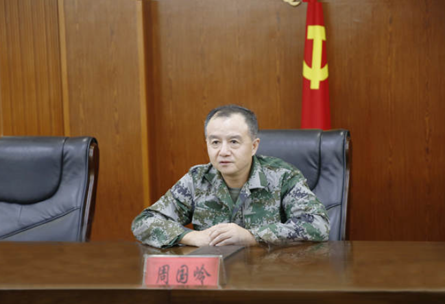 "八一"前夕慰问部队官兵在"八一"建军节到来之际,岱山县委书记周国岭