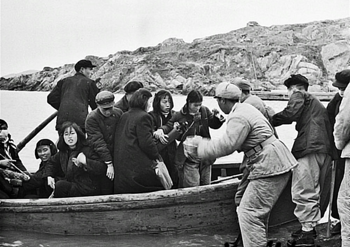 背垦荒队员登岛1955年,大陈驻岛部队登岛后,立即对岛上残留下来的财产
