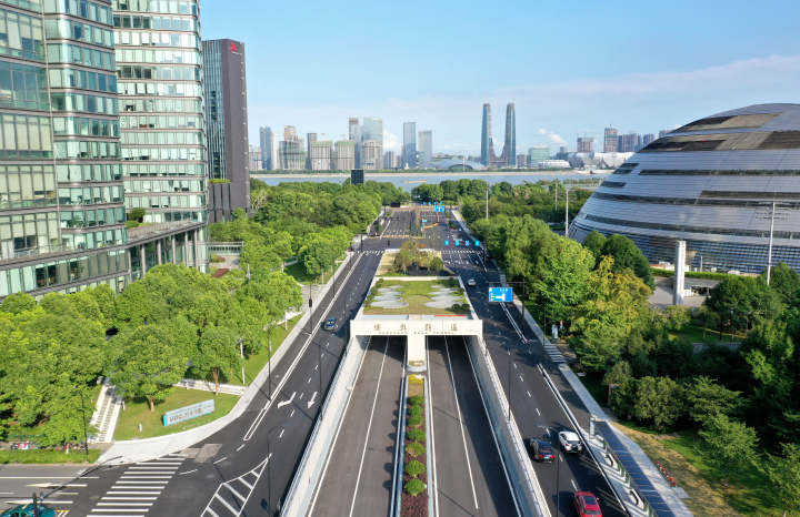 博奥隧道北起钱江新城新业路与富春路交叉口.