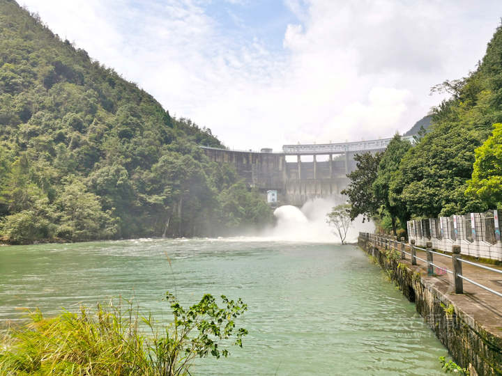 天台县里石门水库今年第四次泄洪