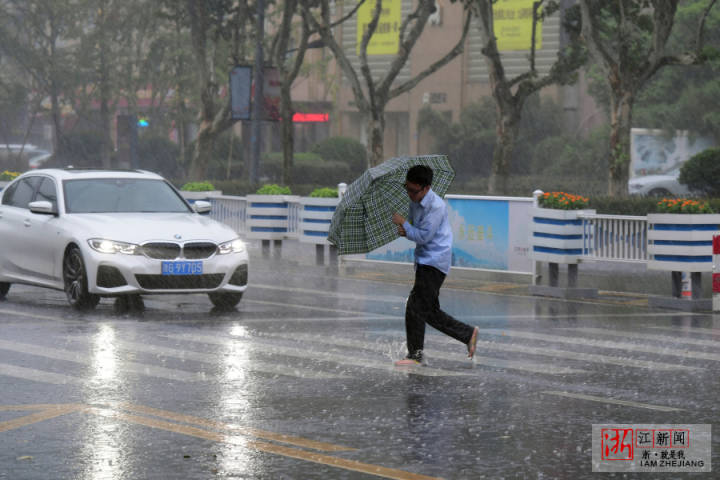 金华遭遇强降雨天气 霎时乌云压城大雨如注