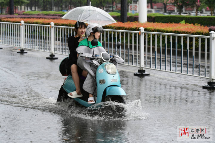 浙江金华城市上空乌云密布,白昼如夜,霎时间大雨如注,一些街头出现较