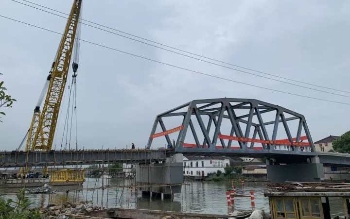 嘉善县道公路首座主跨钢桁架桥梁成功合龙