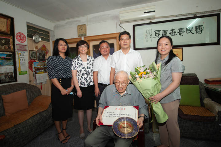 【浙江新闻】俞新乐一行看望慰问浙江省"医师终身成就奖"获得者裘怿钊