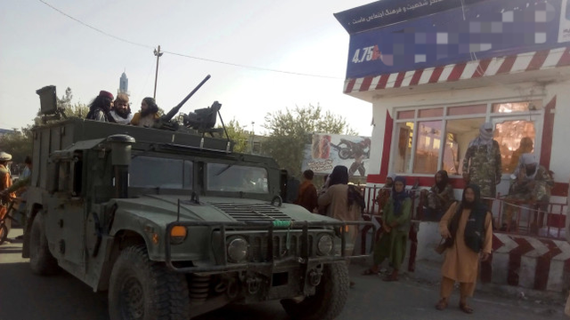 塔利班武装驾驶美国援助阿富汗政府安全部队的悍马装甲车进城了
