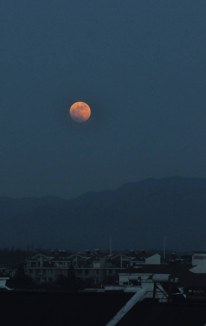 日月同框,红色圆月,中秋清晨摄友拍下了月亮落山前的美景