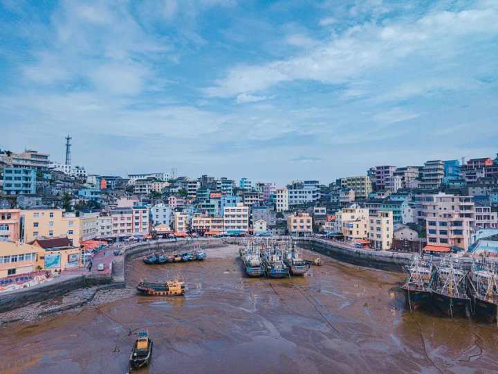 据"玉环旅游"公众号消息,今日大鹿岛,鸡山岛景区人数已达规定承载量