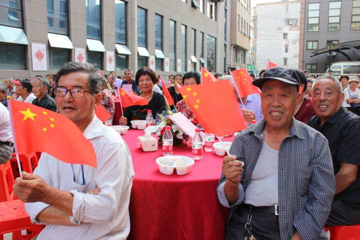 社区党委开展的以"重阳桑榆庆国庆邻里群聚绘幸福"为主题的庆国庆迎