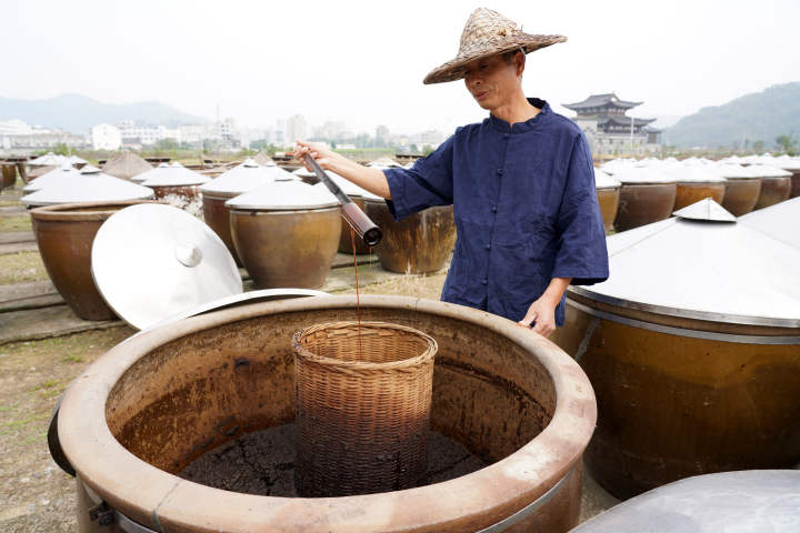 图片 乐清:古法酿酱油在乐清市淡溪镇潭头村,有一家传统工艺酿造绿色