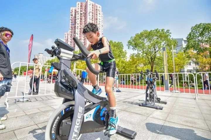 7岁就有6块腹肌杭州小铁人兄弟一周玩转6个体育项目