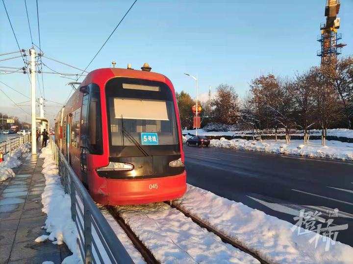 沈阳有轨电车上全车乘客原地起跳竟是为了震掉积雪