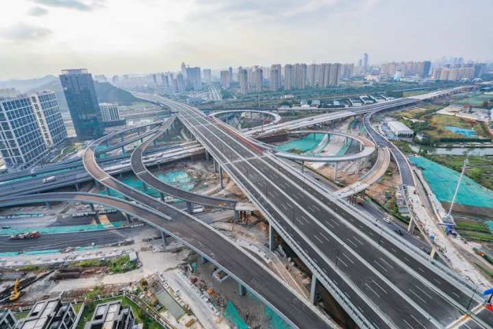 高架贯通现"彩虹" 杭州彩虹快速路部分路段通车试运行