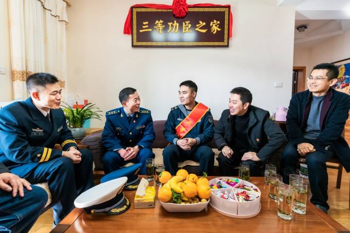 一人立功全家光荣!"功臣之家" 牌匾送上门