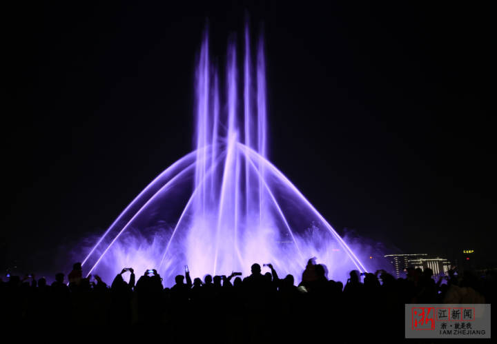 新年第一天萧山人民广场首秀大型音乐喷泉