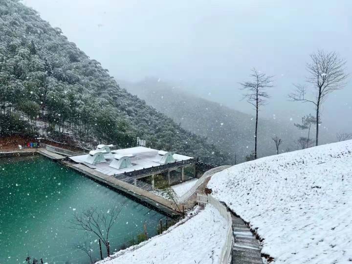 1月27日夜里起,德清县莫干山,天泉山等高山区出现中到大雪,安吉大部分