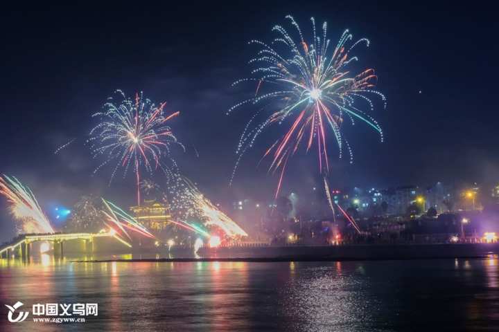 网络中国节春节璀璨烟花秀点亮义乌佛堂古镇夜空