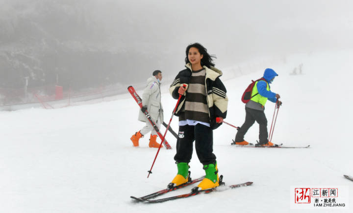 2月3日,磐安县盘峰乡山顶滑雪场,市民在教练指导下体验滑雪,尽享冰雪