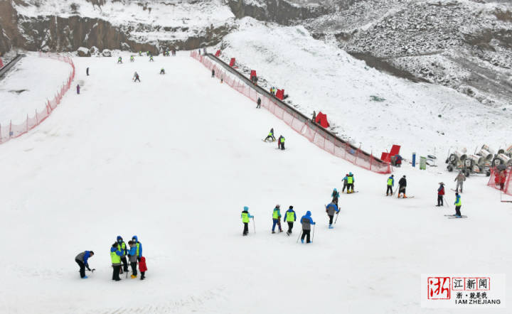 2月3日,磐安县盘峰乡山顶滑雪场,市民在教练指导下体验滑雪,尽享冰雪